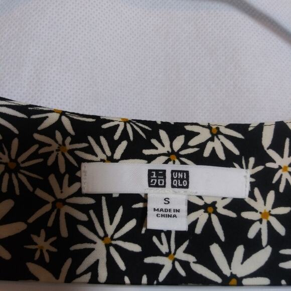 Uniqlo Ditsy Floral Black and White Daisy  Button Up Long Sleeve Top Size Small - Picture 5 of 7